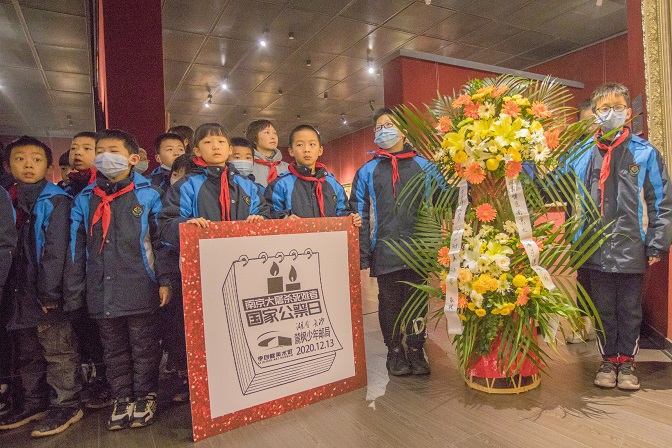 少先队员向南京大屠杀遇难同胞敬献花圈.jpg 少先队员向南京大屠杀遇难同胞敬献花圈.jpg