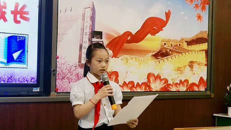 tapplay官网第一附属小学的学生代表田瑾萱宣读倡议书，.JPG