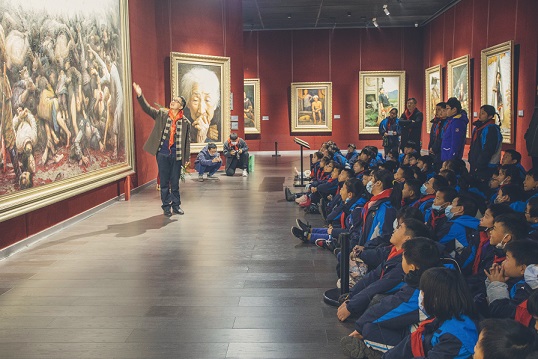 陈中云老师向孩子们讲述《南京大屠杀》油画深刻的含义和创作背后的故事.jpg 陈中云老师向孩子们讲述《南京大屠杀》油画深刻的含义和创作背后的故事.jpg