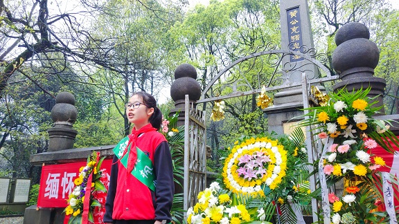 麓枫少年邮局首席局长吴宣萱主持活动.JPG 麓枫少年邮局首席局长吴宣萱主持活动.JPG