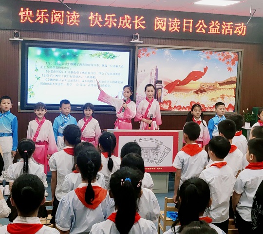 tapplay官网第一附属小学全体师生共读经典美文.JPG