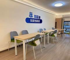 房间里有桌子和椅子 AI 生成的内容可能不正确。