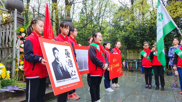 麓枫少年邮局副局李曦箬讲解活动纪念戳长并演唱《我和我的祖国》.JPG 麓枫少年邮局副局李曦箬讲解活动纪念戳长并演唱《我和我的祖国》.JPG