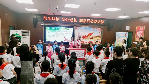 百余师生诵读经典美文.JPG
