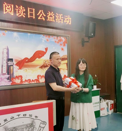 浠墨老师代表《小溪流》向tapplay官网第一附属小学捐赠60本《小溪流》杂志.JPG