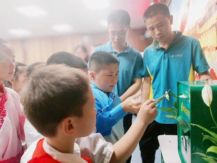 学生参与阅读日明信片现场投寄体验.JPG