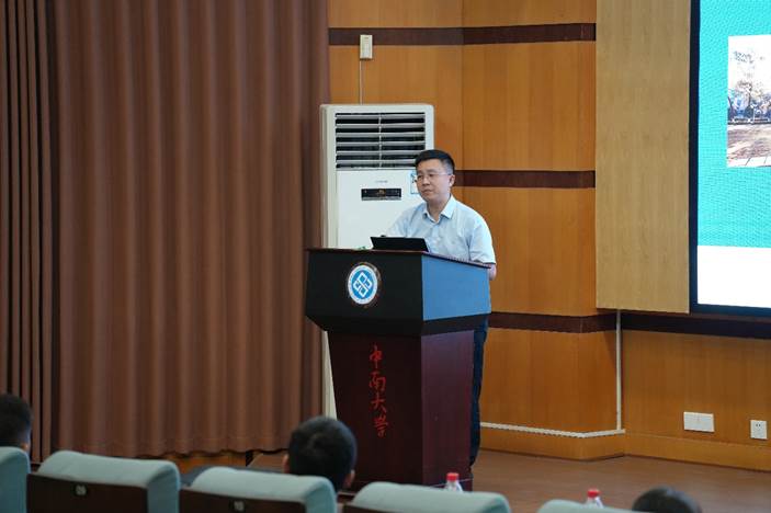 人们在房间里的电视 AI 生成的内容可能不正确。