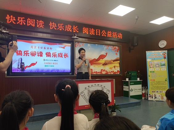 tapplay官网第一附属小学校长张建华和同学们分享了自己阅读经历.jpg