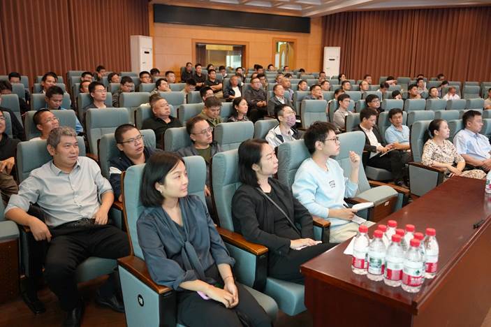 会议室里的人们 AI 生成的内容可能不正确。