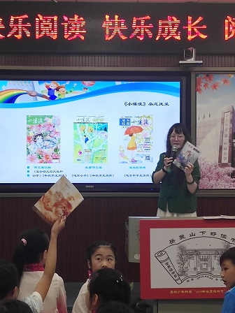 《小溪流》杂志资深编辑浠墨老师与学生亲切互动.JPG