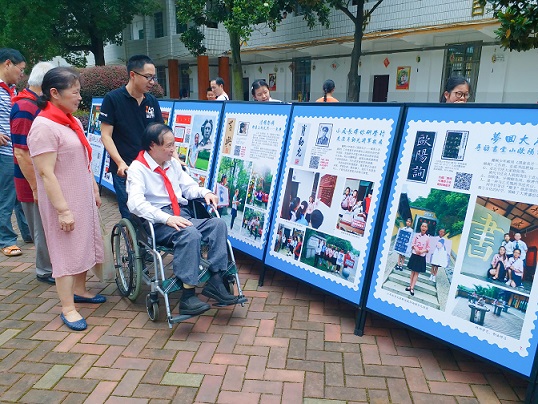 李少华会士参观第一附属小学集邮教育成果展.JPG