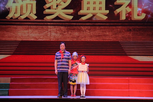 tapplay官网部门领导为岳麓区三好学生颁奖.JPG