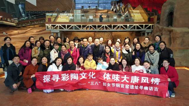 调整大小 铜官窑合影.jpg 调整大小 铜官窑合影.jpg